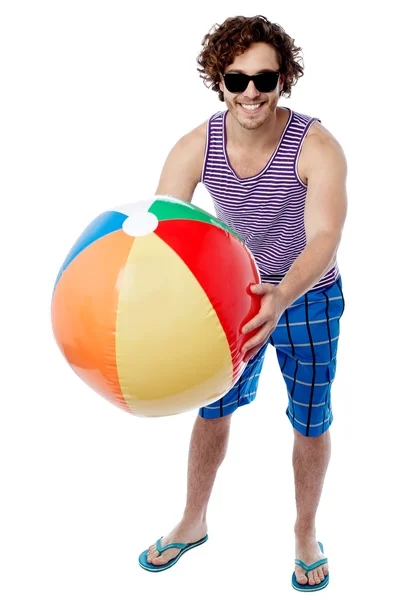 Mann mit einem bunten großen Beachball — Stockfoto