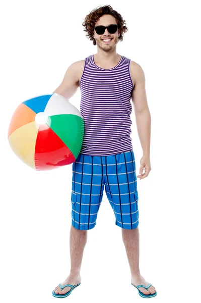 Fröhlicher Kerl bereit, Strandball zu spielen — Stockfoto