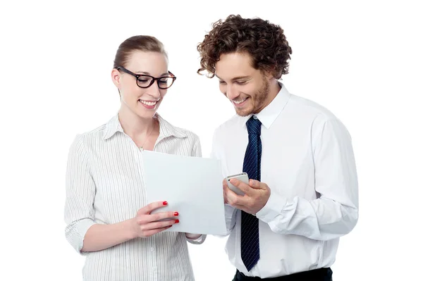 Collega's die zakelijke document bekijken — Stockfoto