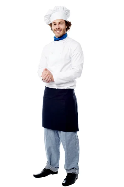 Beau jeune cuisinier posant en uniforme — Photo