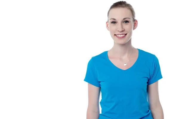 Atraente sorrindo jovem mulher — Fotografia de Stock