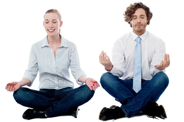 Geschäftsleute üben Meditation — Stockfoto