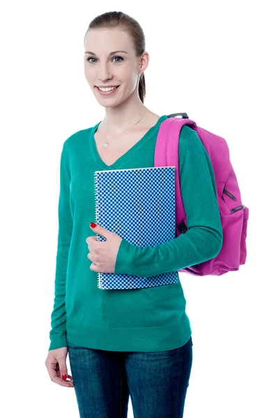 Молода дівчина в коледжі з рюкзаком і блокнотом — стокове фото