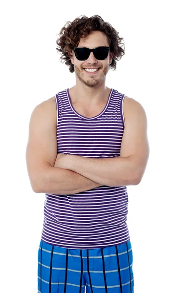 Lächelnder selbstbewusster Typ in Strandkleidung — Stockfoto