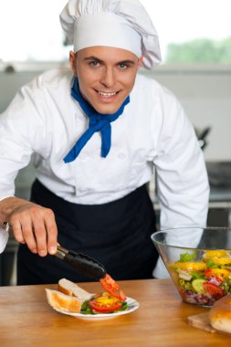 lezzetli yemeğin hazır servis gerekir.