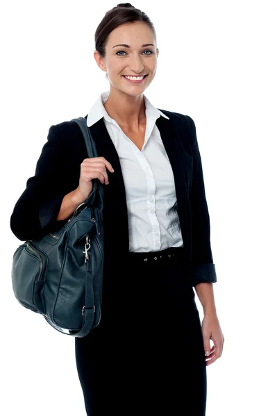 Mulher corporativa com saco de escritório — Fotografia de Stock