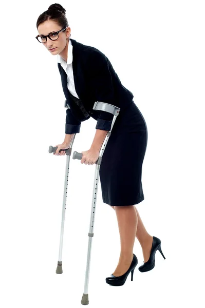 비즈니스 여자 목 발에의 도움으로 산책 — 스톡 사진