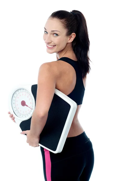 Fitness trainer femminile con macchina per pesare — Foto Stock