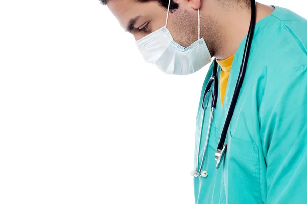 Jeune médecin masculin portant un masque chirurgical — Photo