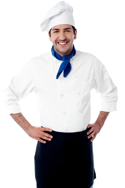 Sonriente confianza joven chef masculino — Foto de Stock