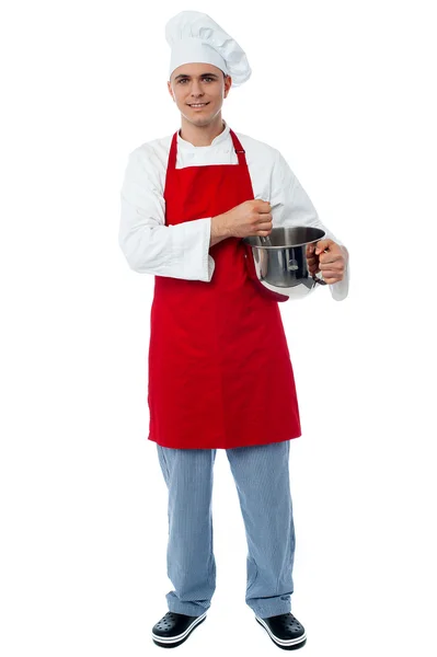 Na białym tle młody kucharz mężczyzna pozowanie — Zdjęcie stockowe