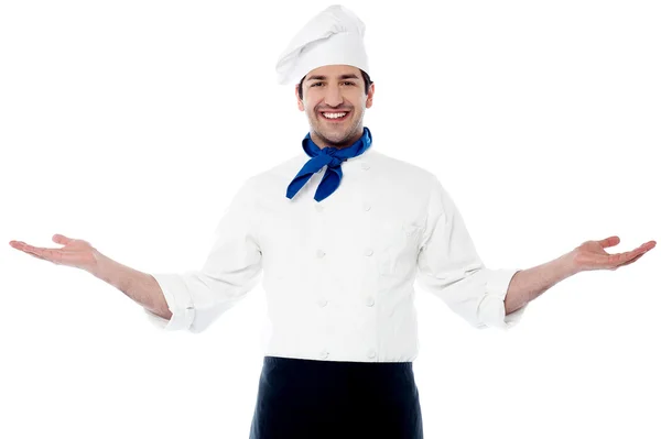 Chef joven e inteligente dando la bienvenida — Foto de Stock