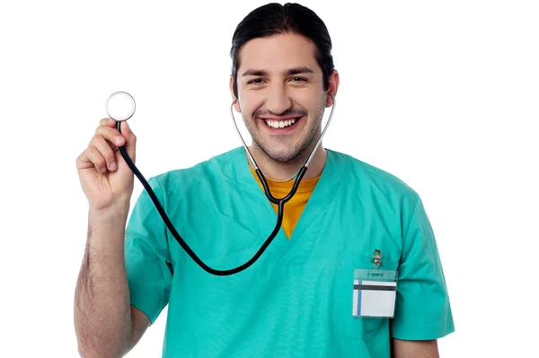 Médecin masculin posant avec stéthoscope — Photo