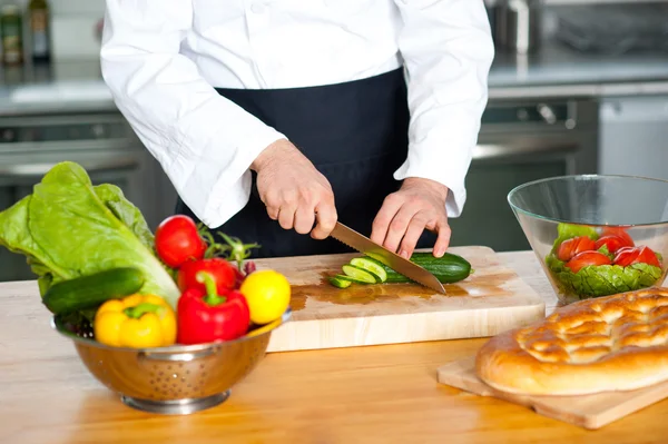 Chef che taglia le verdure — Foto Stock