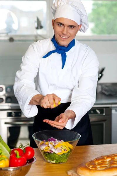 Koch bereitet den Salat zu — Stockfoto