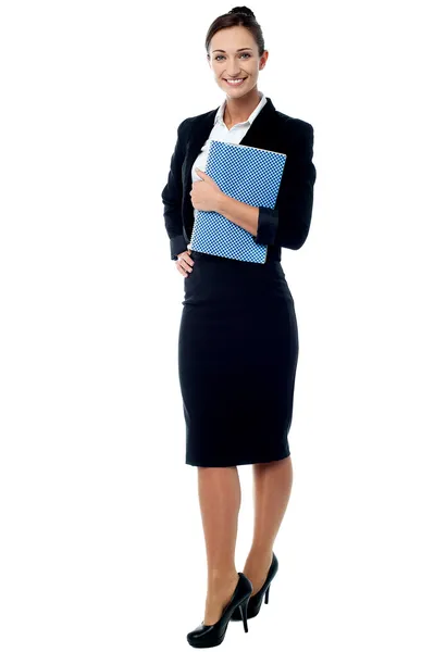 Secretário de escritório posando com notebook — Fotografia de Stock