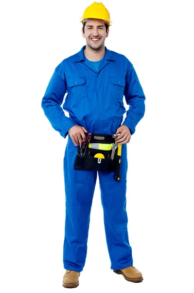 Qualifizierter männlicher Klempner mit Werkzeugkasten — Stockfoto