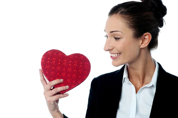 Zakenvrouw haar gift van de Valentijnskaart weergeven — Stockfoto