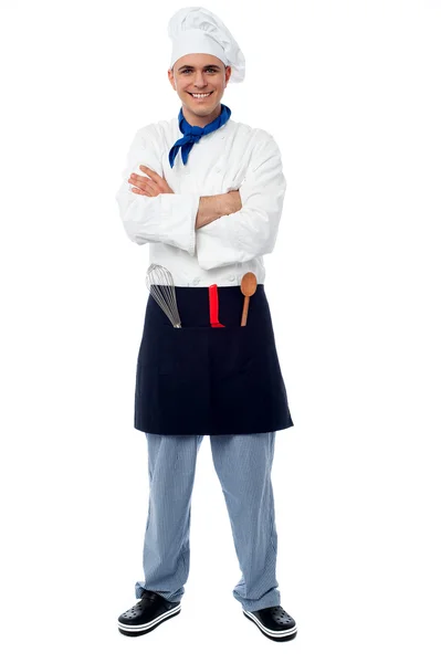 Joven cocinero confiado posando en uniforme — Foto de Stock