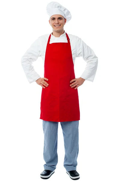 Experiente masculino chef posando casualmente — Fotografia de Stock