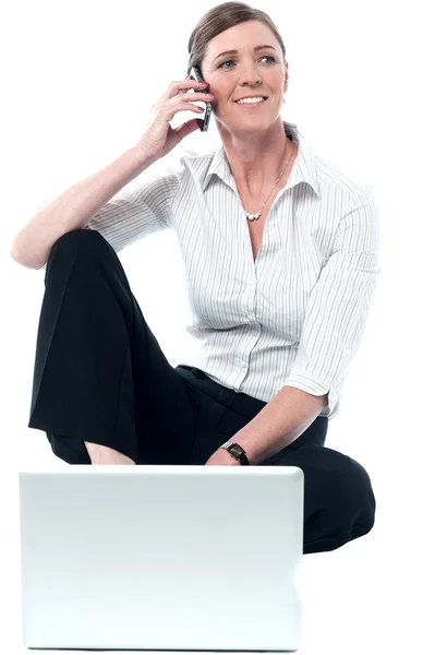 Kvinna woking på laptop och kommunicera — Stockfoto