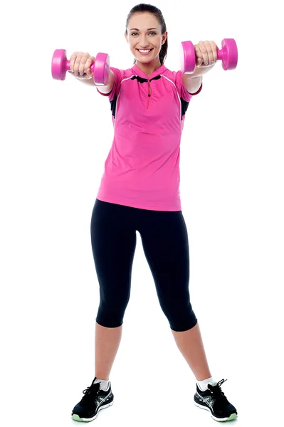 Feliz ginásio mulher levantando halteres — Fotografia de Stock