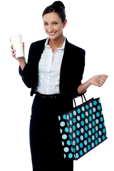 Lady holding coffee cup and shopping bag — Stock Photo, Image