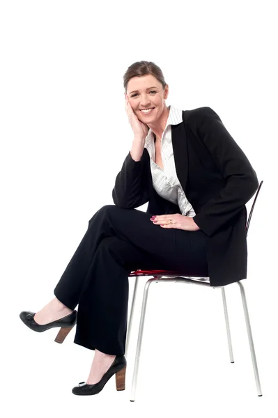 Entspannt lächelnde Corporate Lady — Stockfoto
