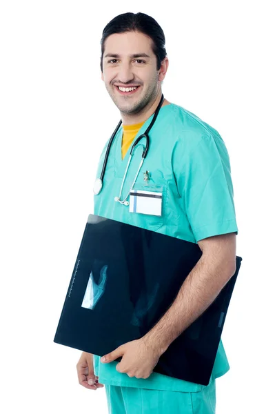 Manliga läkare håller patientens röntgen rapport — Stockfoto