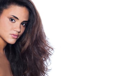 uzun kahverengi saçlı güzel zarif kadın