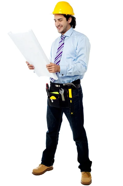 Trabajador de la construcción revisando el plan — Foto de Stock