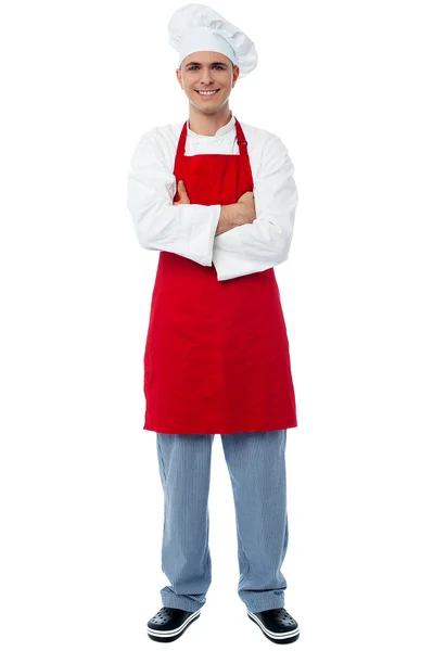 Hezký šéfkuchař pózuje s rukama zkříženýma — Stock fotografie