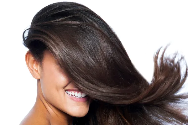 Damengesicht mit langen glatten Haaren bedeckt — Stockfoto