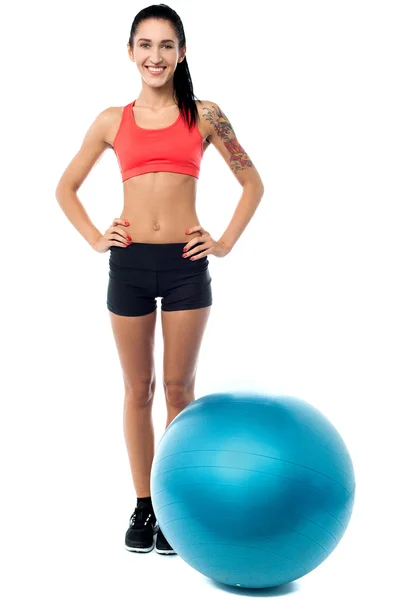 Mujer joven en ropa de gimnasio con pelota de ejercicio — Foto de Stock