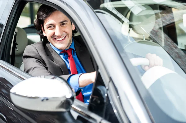 Smart ung affärsman köra hans nya bil — Stockfoto