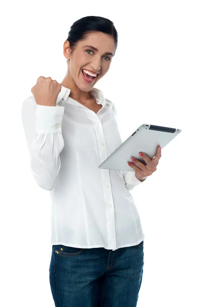 Mujer bonita emocionada con la tableta PC — Foto de Stock