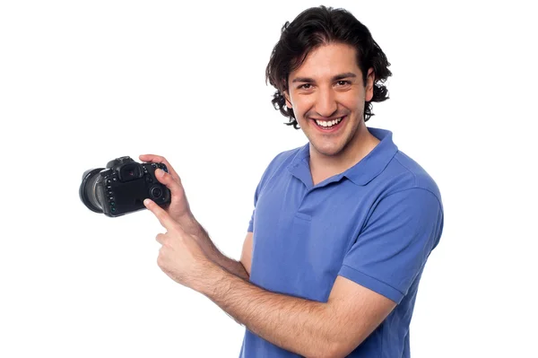 Man showing pictures stored in camera — Stock Photo, Image