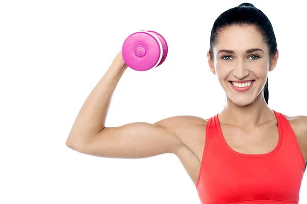 Woman in gym working out with dumbbell — Stock Photo, Image