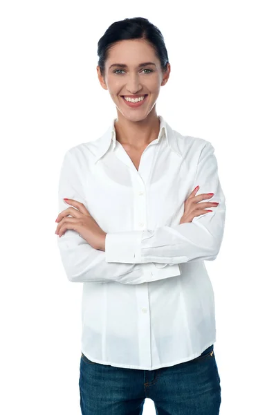 Mujer casual de moda posando sonriente —  Fotos de Stock