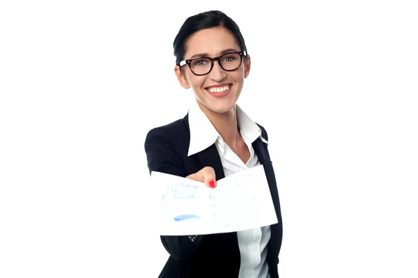 Corporate lady visar dokumenten — Stockfoto