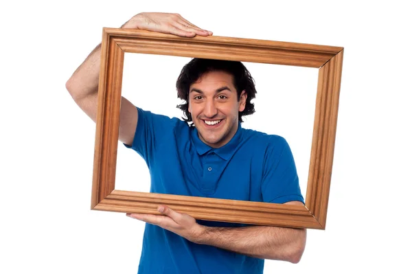 Man bedrijf houten afbeeldingsframe — Stockfoto