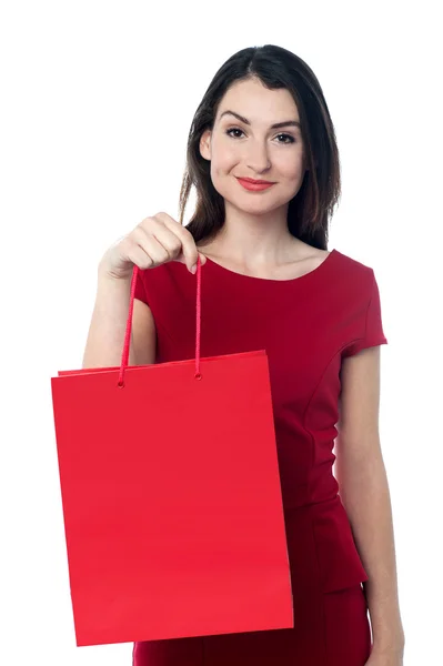 Hübsche Frau mit roter Einkaufstasche — Stockfoto