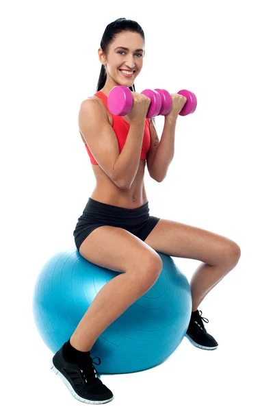 Fit mujer en el gimnasio haciendo ejercicio con pesas Fotos de stock libres de derechos