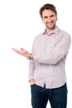 yakışıklı serin gülümseyen adam portresi