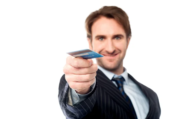 Бізнесмен показує свою кредитну картку — стокове фото