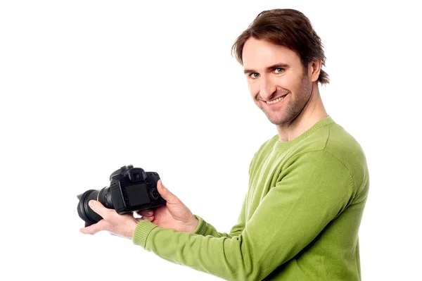 Fotograf setzt die Kameraeinstellungen zurück — Stockfoto