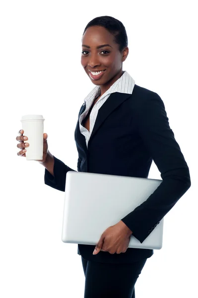 Arbetsgivaren hålla laptop och dryck — Stockfoto