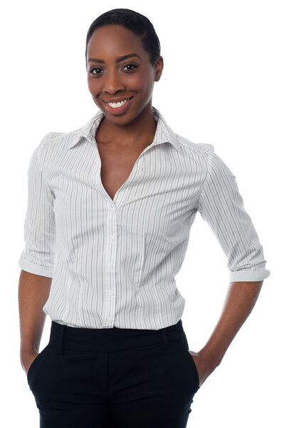 Улыбающаяся деловая женщина смотрит на тебя
