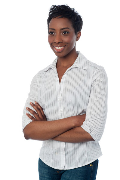 Непринужденная модная женщина отворачивается
