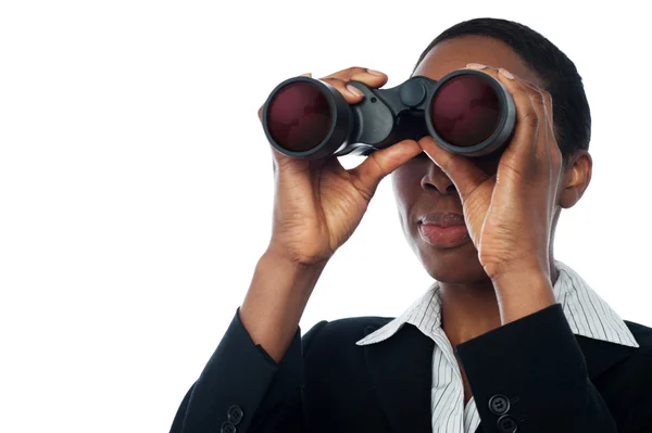 Mujer viendo a través de binocular —  Fotos de Stock